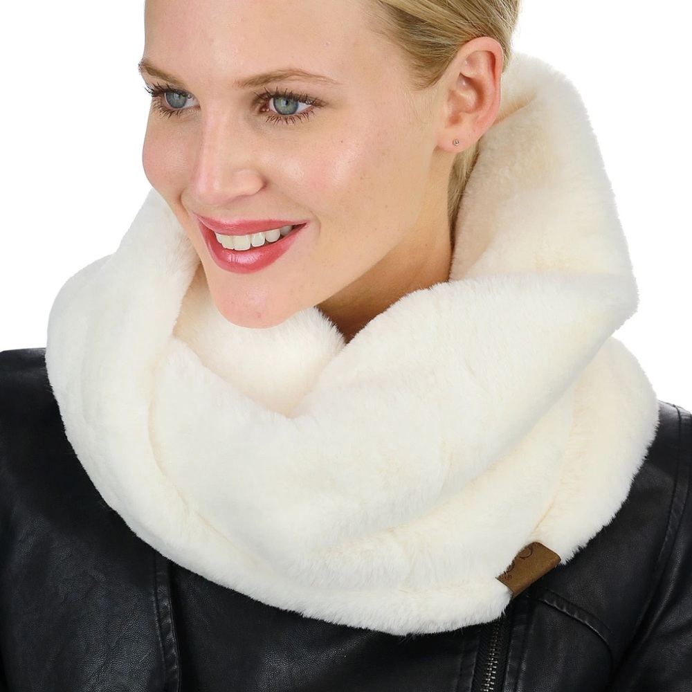 NWT C&C California Neckwarmer Scarf Ivory Cream Sherpa Infinity Teddy Bear Gator